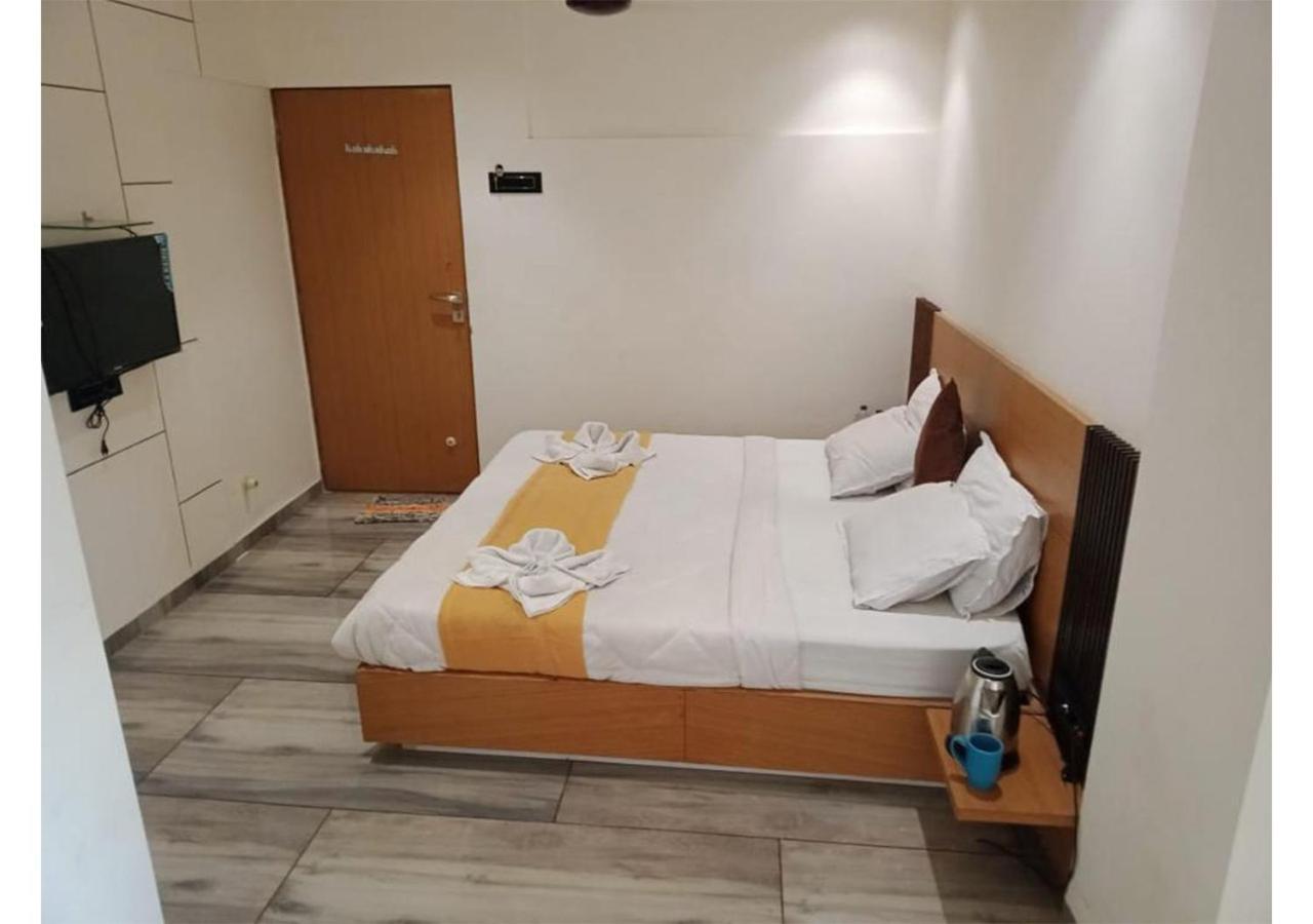 Shree Murlidhar Guest House Surat Exteriör bild